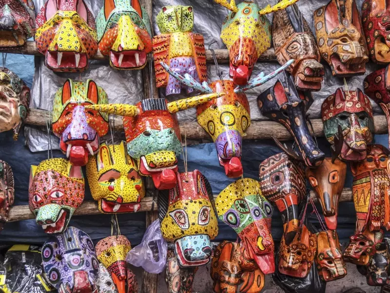Vendeur de masques sur un marché - Guatemala, &copy; Christian Leroy - TIRAWA 