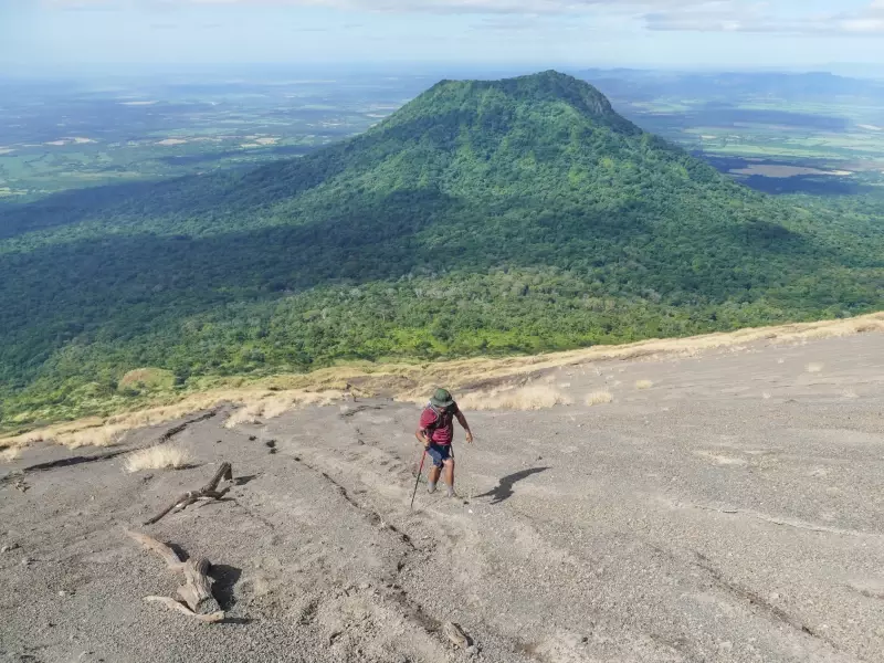 Au cours de l'ascension du volcan San Cristobal, &copy; Julien Freidel - TIRAWA 