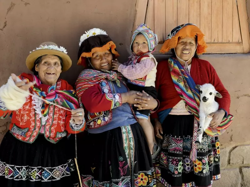 Joyeuses femmes sur le marché de Pisac - Pérou, &copy; Robert Dompnier - TIRAWA 