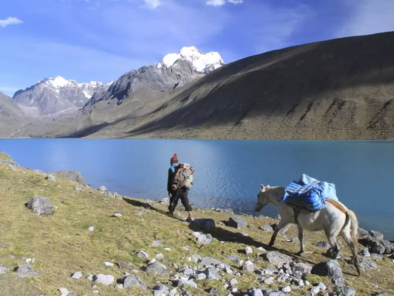 Cordillère Vilcanota, sur les bords de la laguna Singrenacocha - Pérou, &copy; Julien Freidel - TIRAWA 