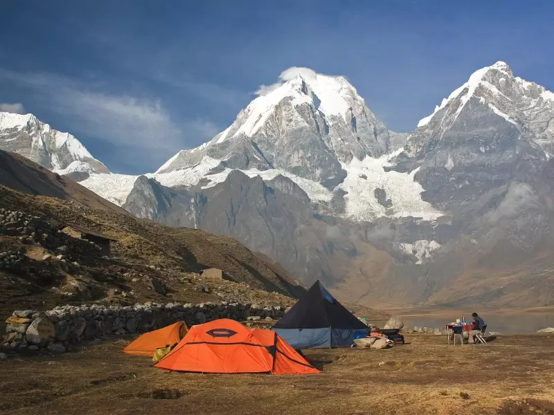 Camp de rêve au-dessus de la lagune Carhuacocha - Pérou, &copy; Julien Freidel - TIRAWA 