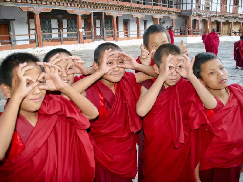 Récréation dans la cour du Dzong - Bhoutan, &copy; Thierry Monniez - Tirawa 