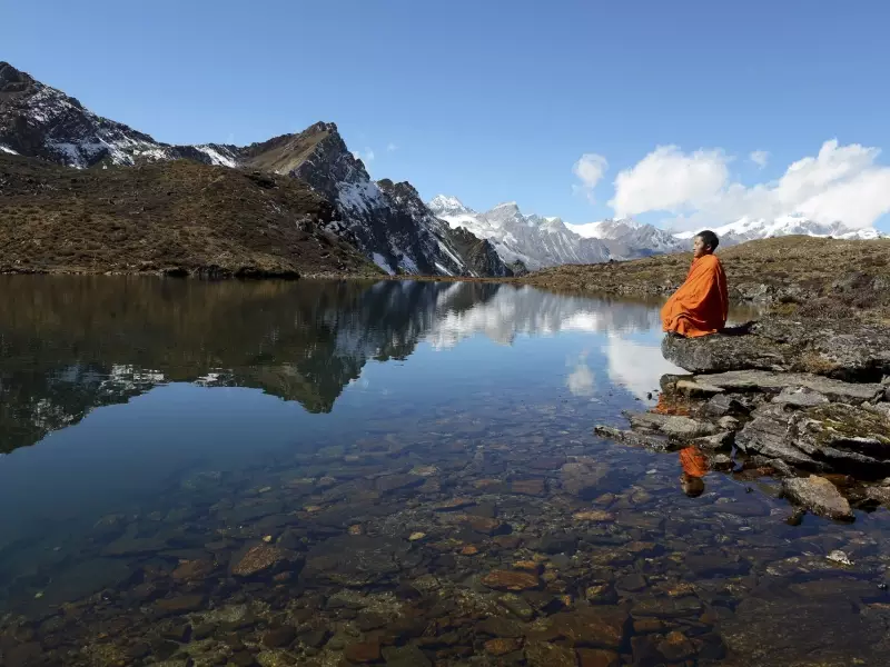 Moine en méditation au coeur de Lunana - Bhoutan, &copy; Robert Dompnier - Tirawa 