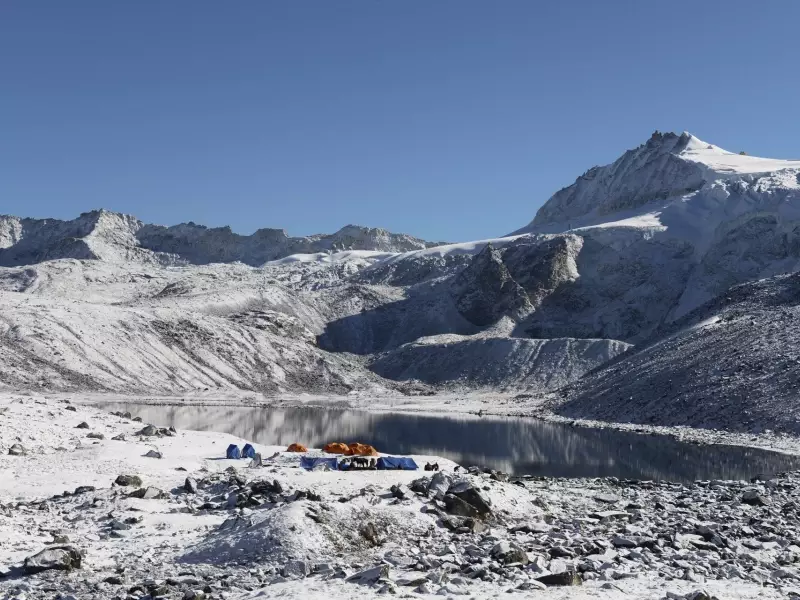 Camp de Tsochena après une nuit de neige - Bhoutan, &copy; Robert Dompnier - Tirawa 