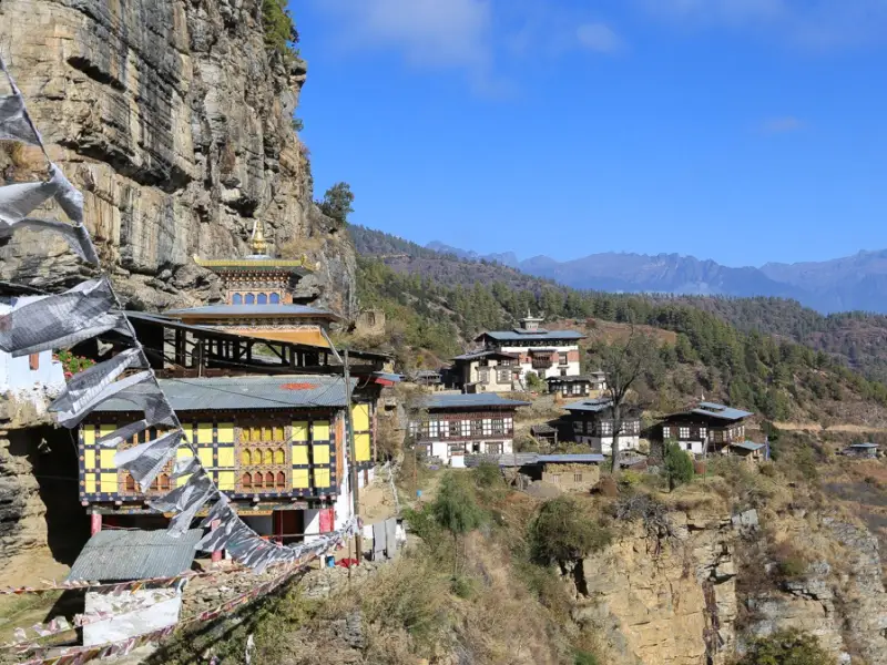 Le petit hameau de Dzongdrakha - Bhoutan, &copy; Christian Juni - Tirawa 