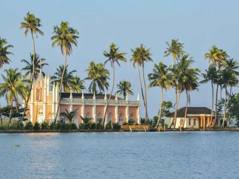 Eglise de village sur les bords des backwaters, Inde du Sud, &copy; Guillaume Chenot - Tirawa 