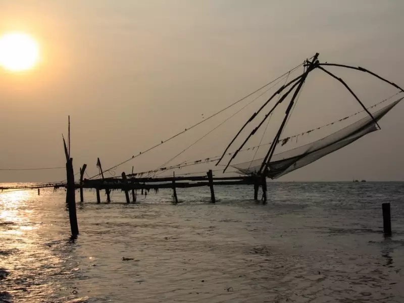 Coucher de soleil sur les filets de pêche à Cochin, Kerala, Inde du Sud, &copy; Thierry Monniez - Tirawa 