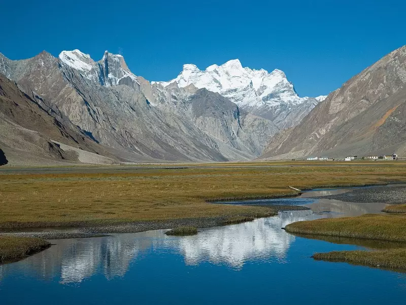 Le village de Rangdum dominé par le Great Himalayan Range, Ladakh Inde, &copy; Christian Juni - Tirawa 
