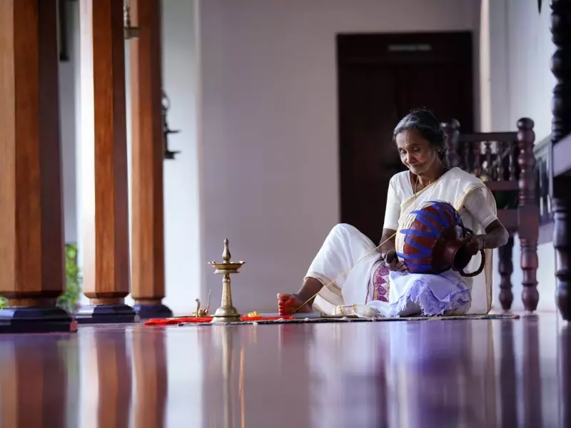Artiste réalisant un Pulluvan kudam - Inde, &copy; Sita 