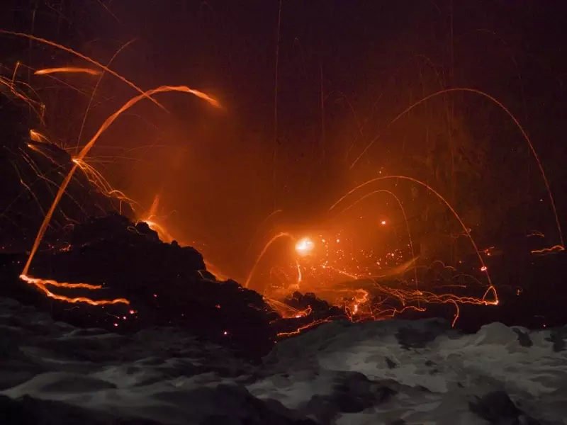 Observation nocturne du volcan Ibu, Moluques - Indonésie, &copy; Alain de Toffoli 
