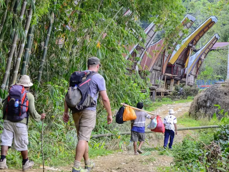 Marche vers le village de Lempo, Pays Toraja, Sulawesi - Indonésie, &copy; Julien Erster - TIRAWA 