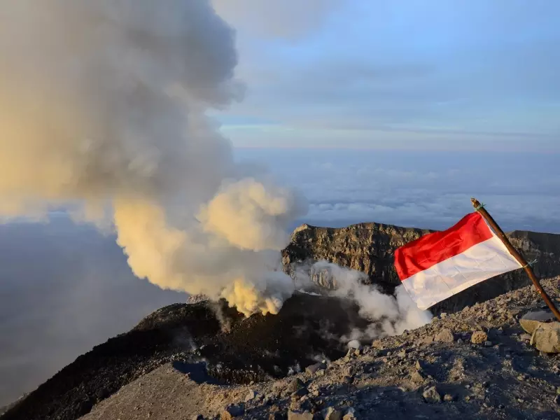 Cratère du volcan Semeru, Java - Indonésie, &copy; Julien Erster - TIRAWA 
