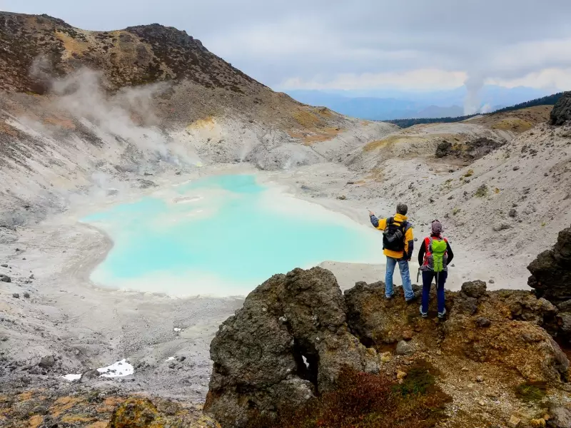 Lac de cratère du volcan Akita-Yakeyama (1366 m) - Japon, &copy; Julien Erster - TIRAWA 