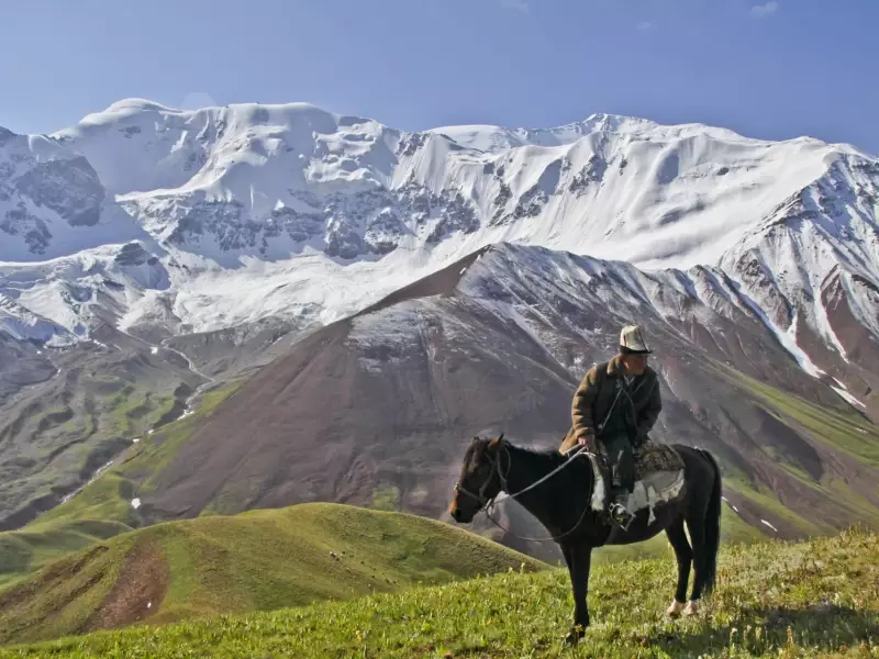 Nomade curieux face au Lénine - Kirghizie, &copy; Guillaume Chenot - Tirawa 