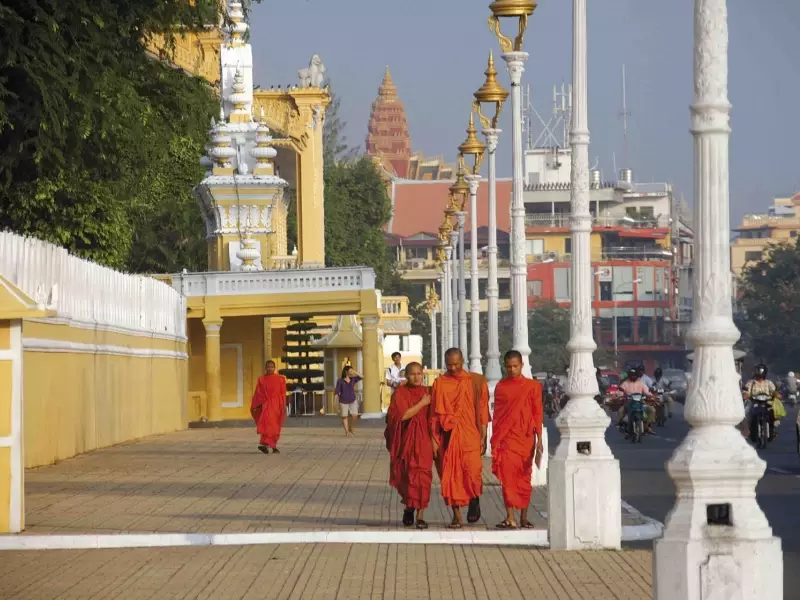 Bonzes dans les rues de Phnom Penh - Cambodge, &copy; Julien Freidel - TIRAWA 