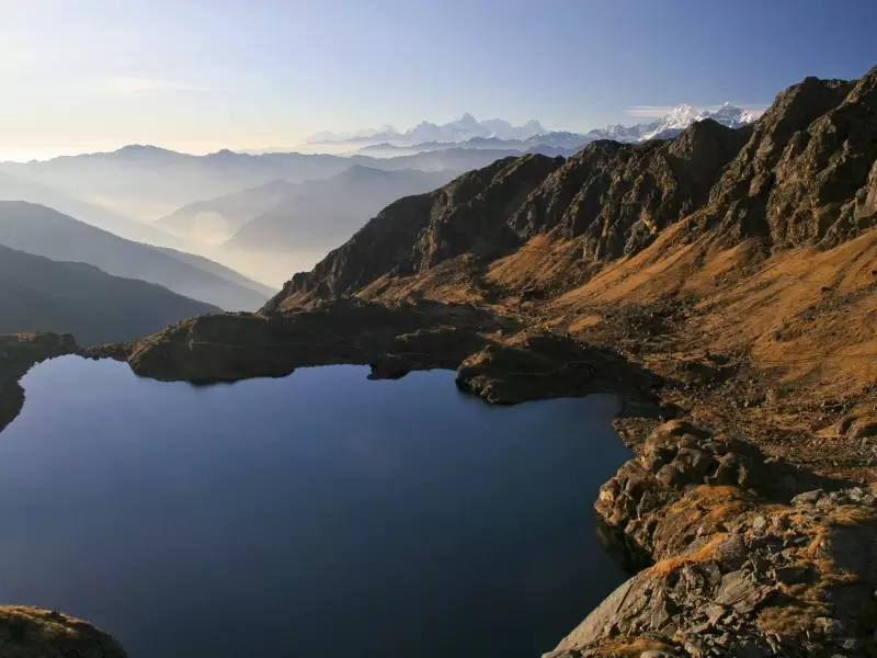 Lumière matinale sur les lacs sacrés de Gosainkund (Népal), &copy; Guillaume Chenot/Tirawa 