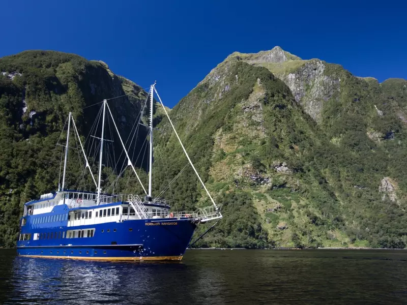 Notre bateau dans le somptueux fjord de Doubtful Sound - Nouvelle Zélande, &copy; Christian Juni - TIRAWA 