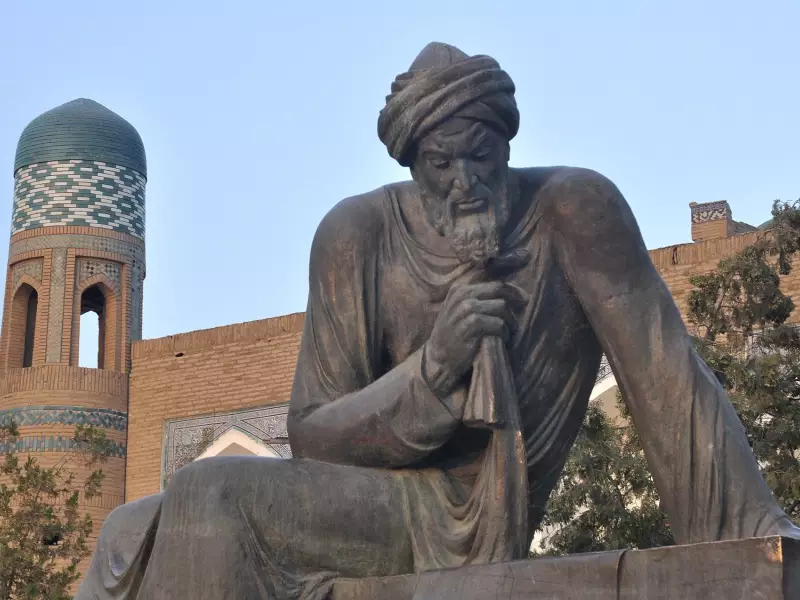 Khiva, statue de Al-Khawarizmi, célèbre mathématicien et astrologue - Ouzbékistan, &copy; Géraldine Benestar - Tirawa 