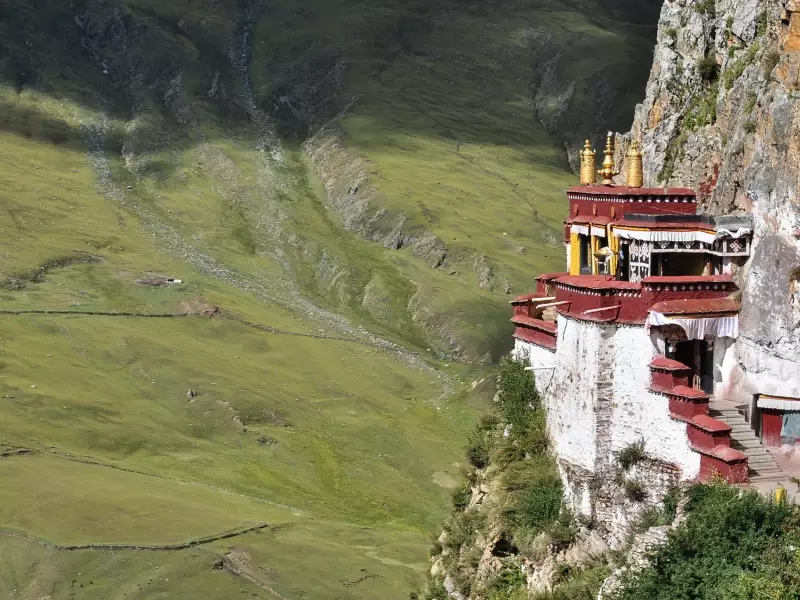 Le monastère de Drak Yerpa, en nid d'aigle - Tibet, &copy; Géraldine Benestar - Tirawa 