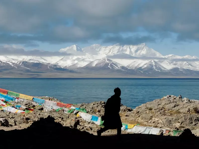 Vue sur les sommets depuis le lac Namtso - Tibet, &copy; Guillaume Chenot - Tirawa 