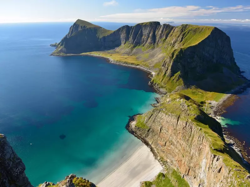 Randonnée sur les hauteurs de l'île de Vaerøy, Lofoten - Norvège, &copy; Polaris Expéditions 