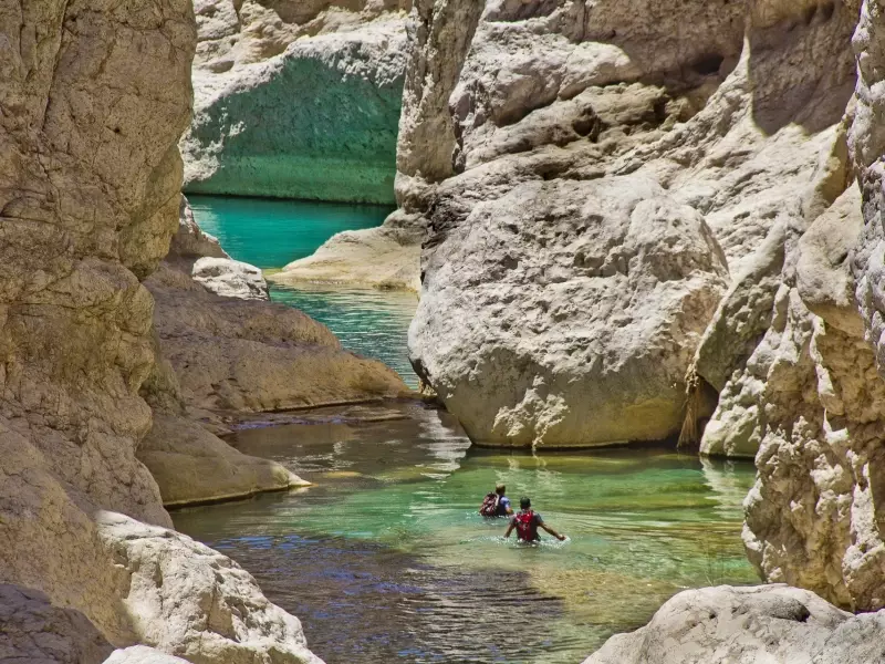 Randonnée aquatique dans le Wadi Bani Khalid - Oman, &copy; Christian Leroy - TIRAWA 