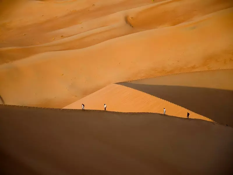 Randonnée dans les dunes du Rub Al Khali - Oman, &copy; Julien Erster - TIRAWA 