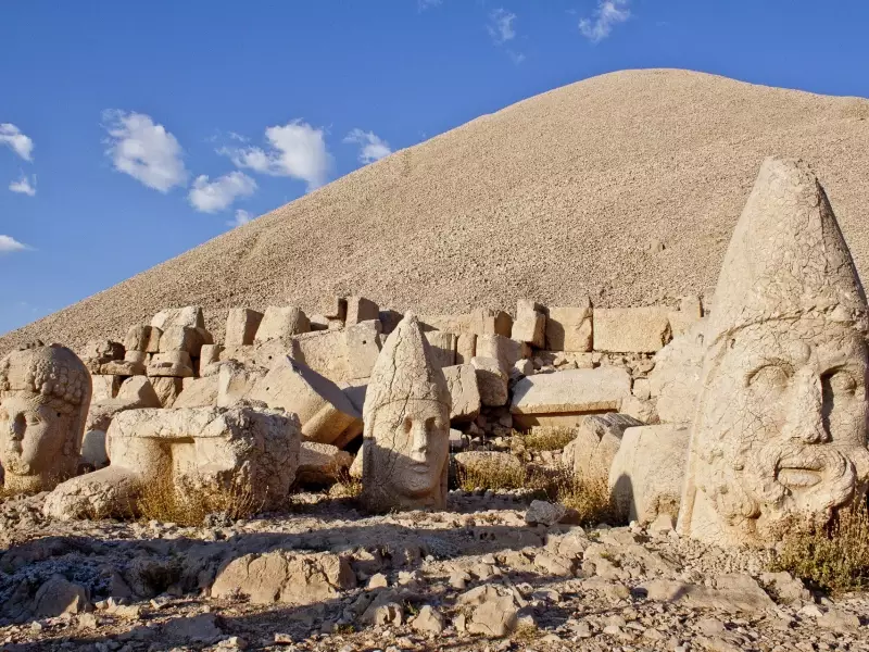 Statues énigmatiques du Mont Nemrut (terrasse ouest) - Turquie, &copy; Julien Erster - TIRAWA 