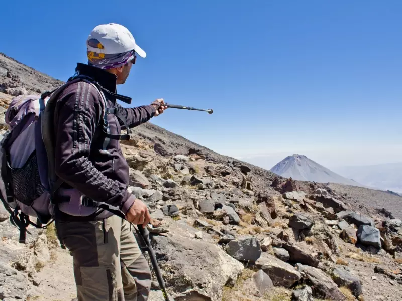 Notre guide de montagne pointant le Petit Ararat - Turquie, &copy; Julien Erster - TIRAWA 