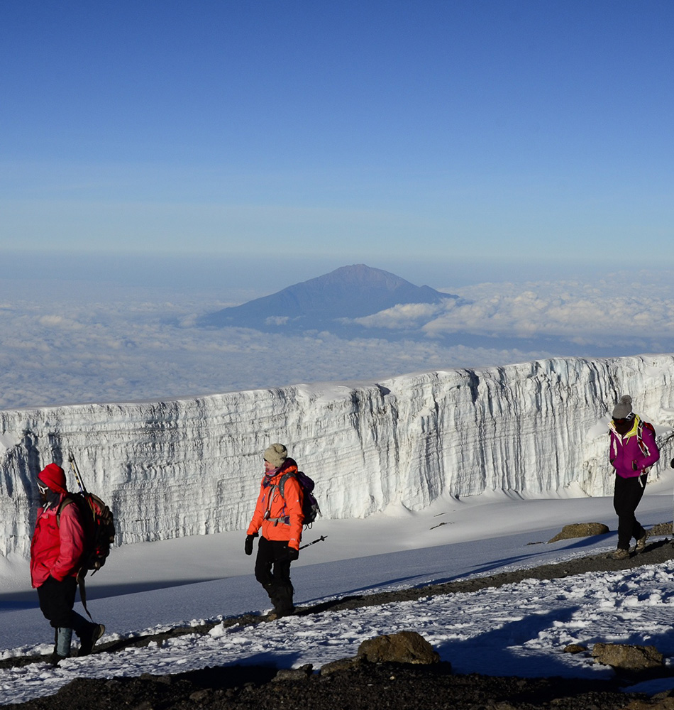 Les glaciers sommitaux du Kilimanjaro au loin le Mont Meru Tanzanie