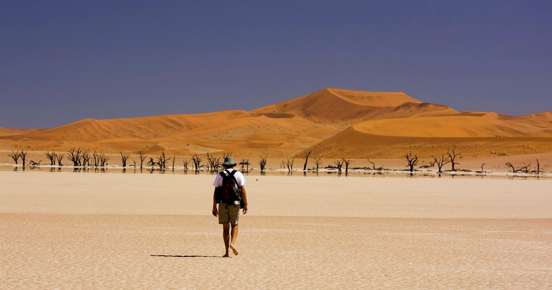 Marche dans la dépression de Deadvlei