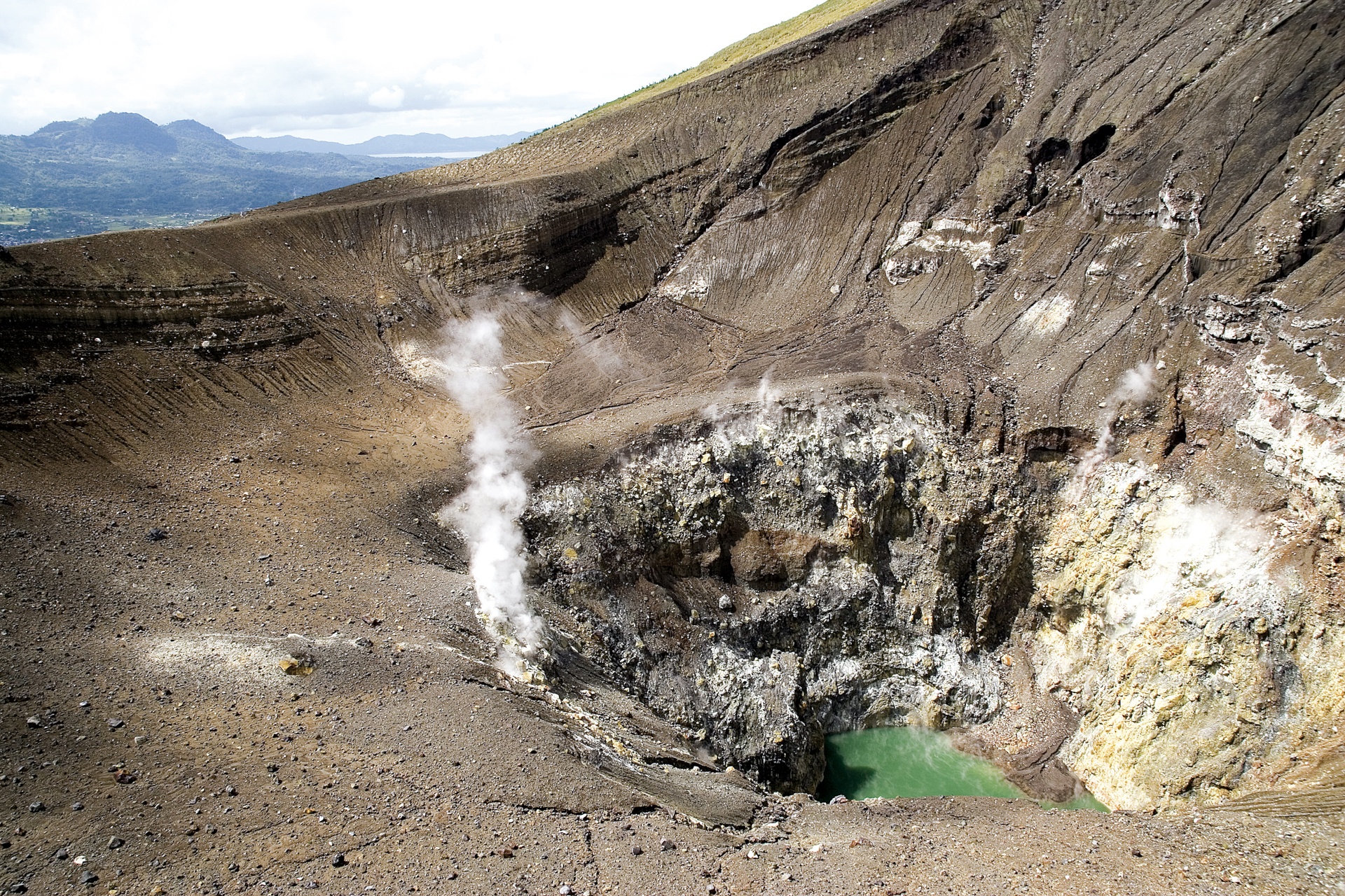 Cratère actif du volcan Lokon sulawesi