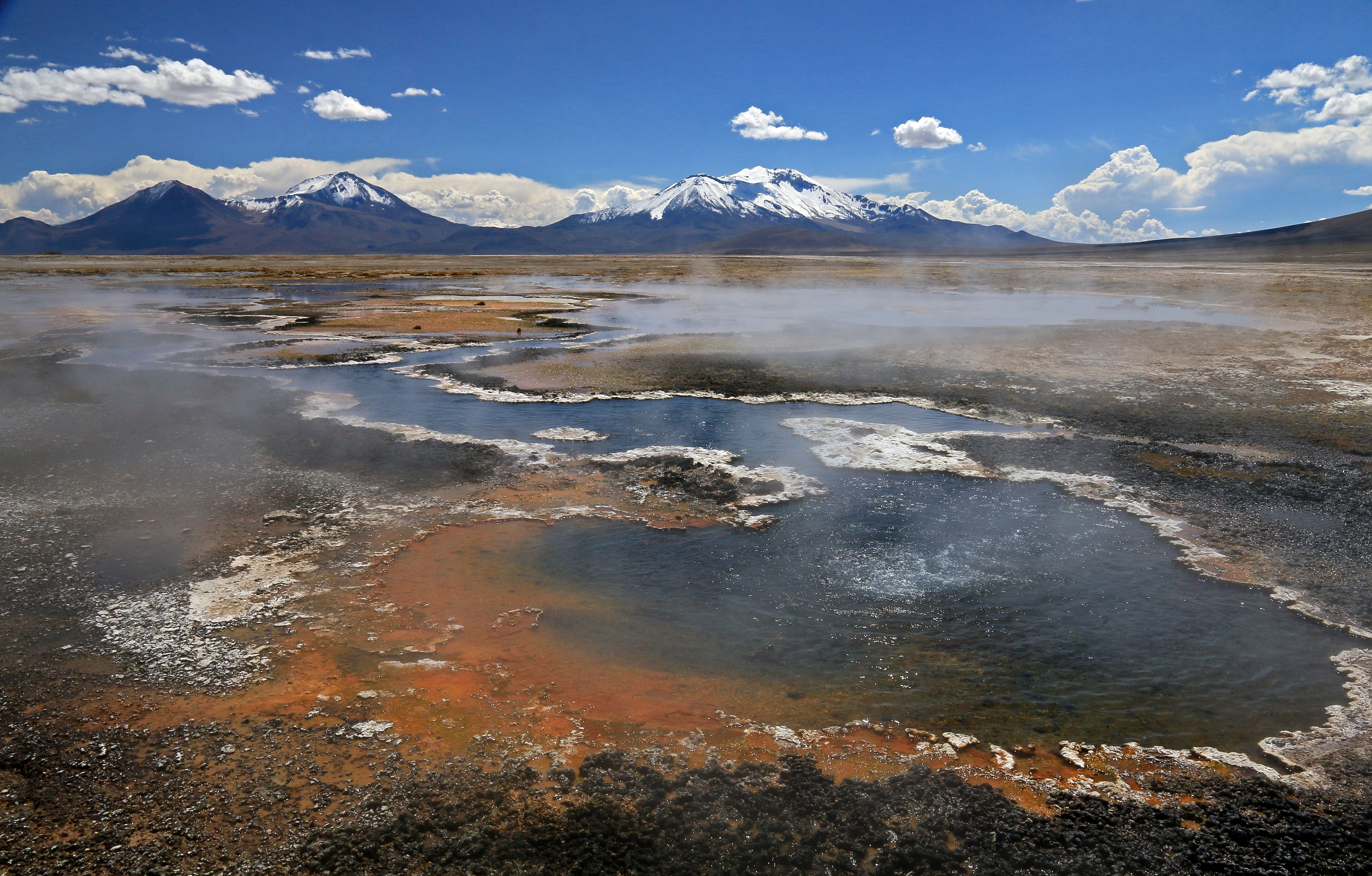Sources chaudes Salar Surire lagunes montagnes enneigées