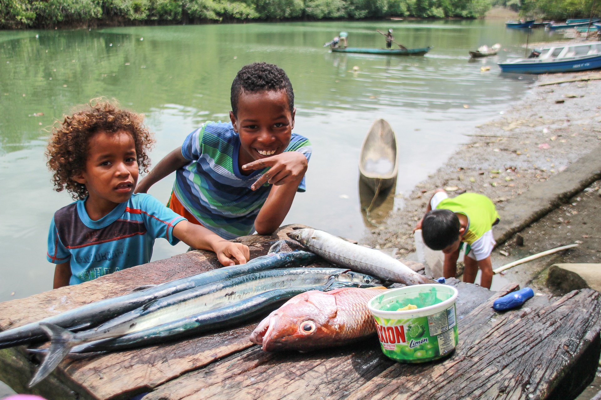 Enfants de pecheurs - cote sauvage pacifique - Colombie