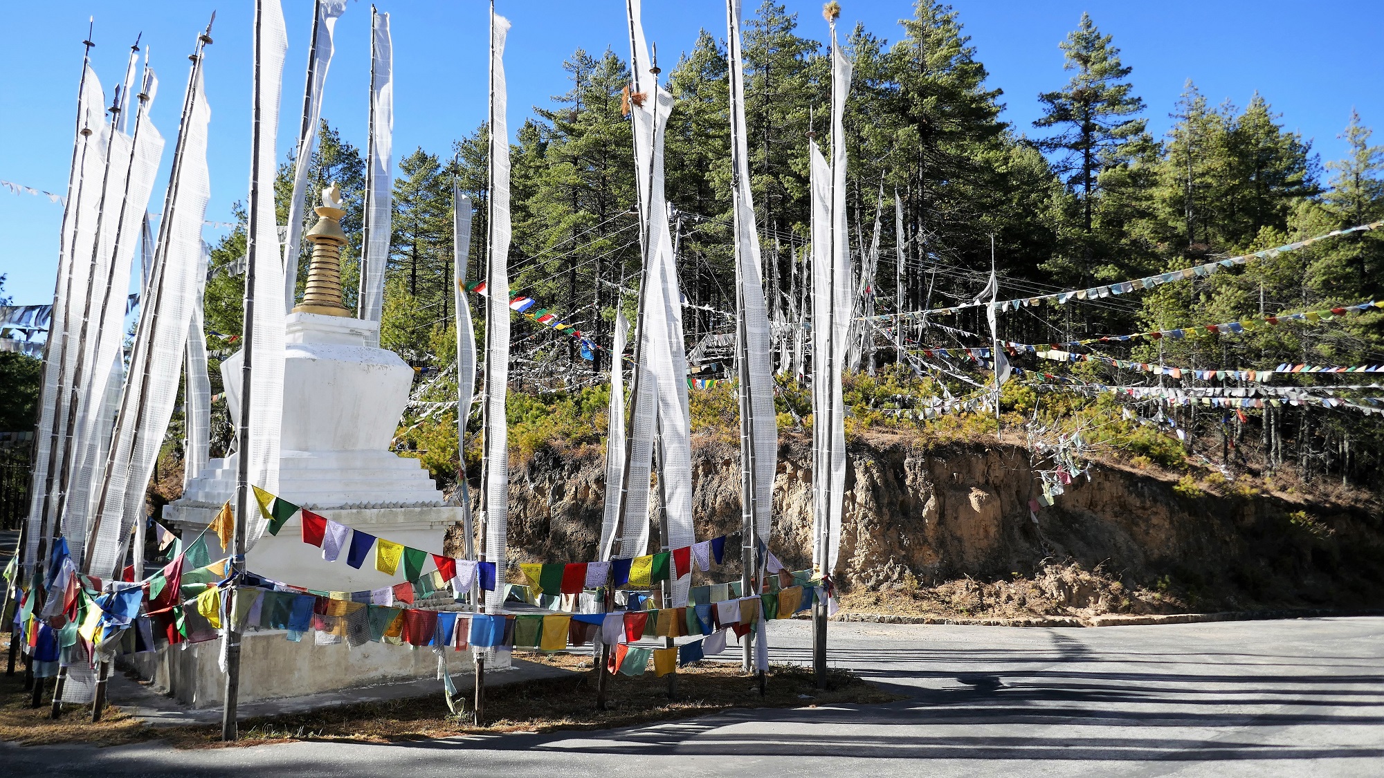 Drapeaux à prières sur la route de Trongsa