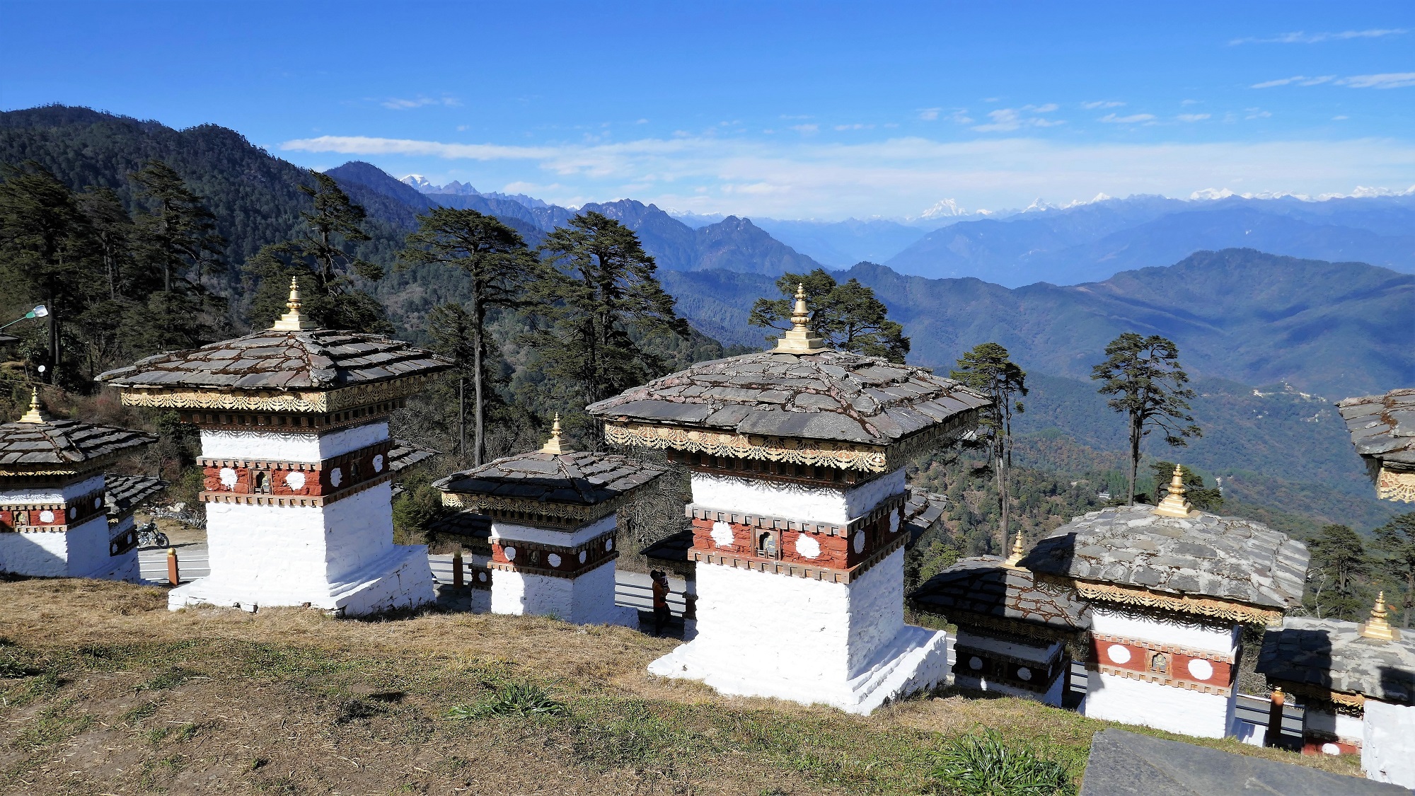 Chorten et chaine Himalaya Bhoutan