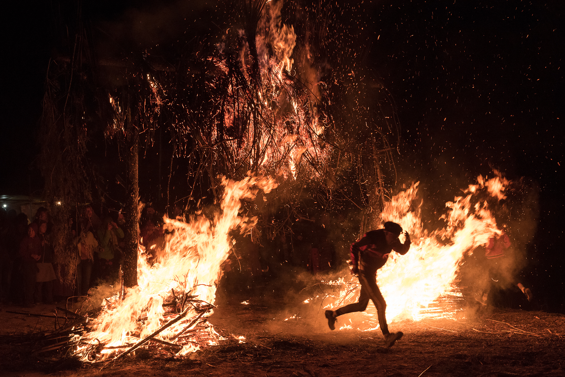 Sous l'arche de feu purificateur au Bhoutan