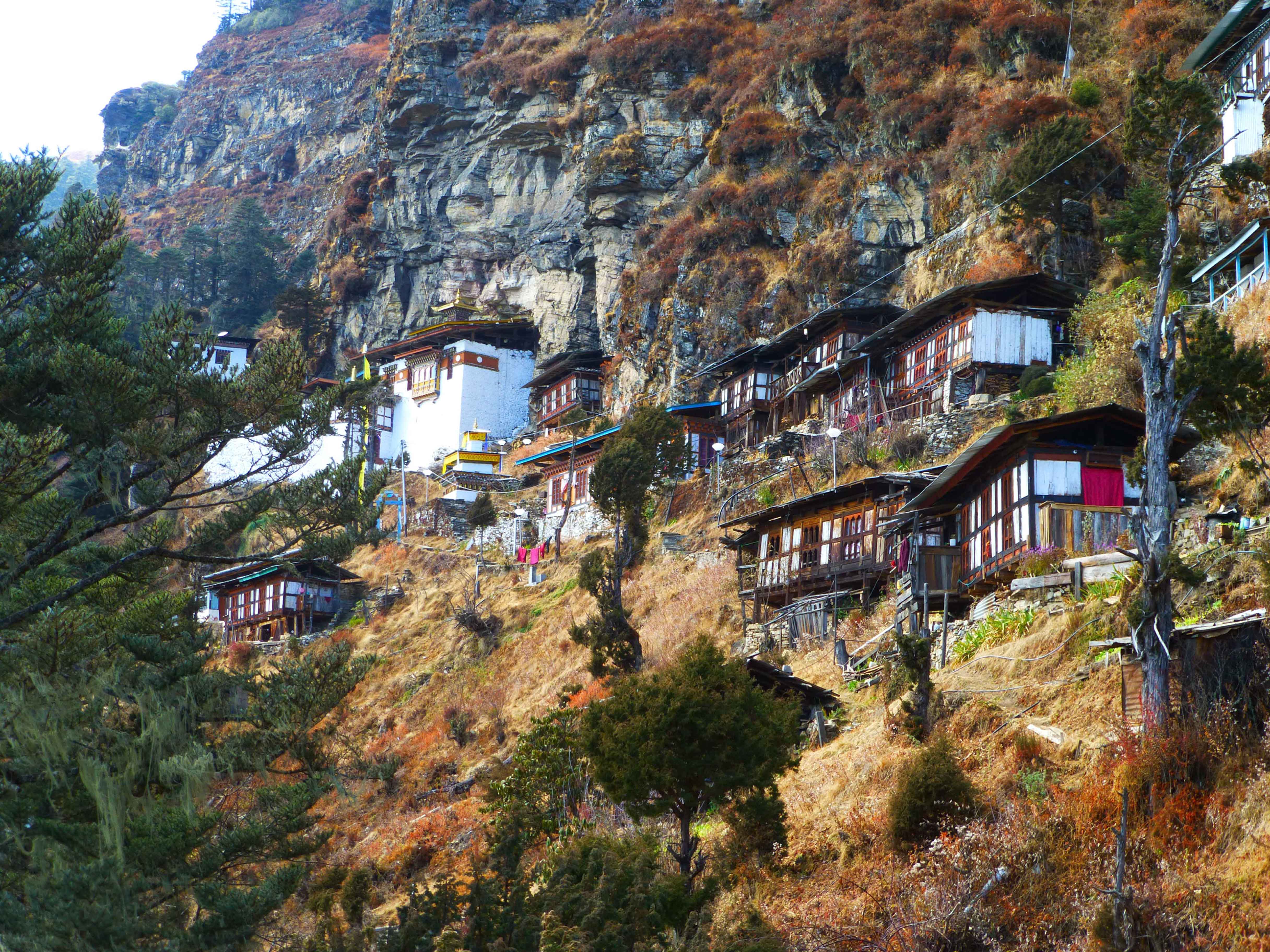 Nonneries sur la route entre Paro et le col de Chele-La - Triptyque himalayen