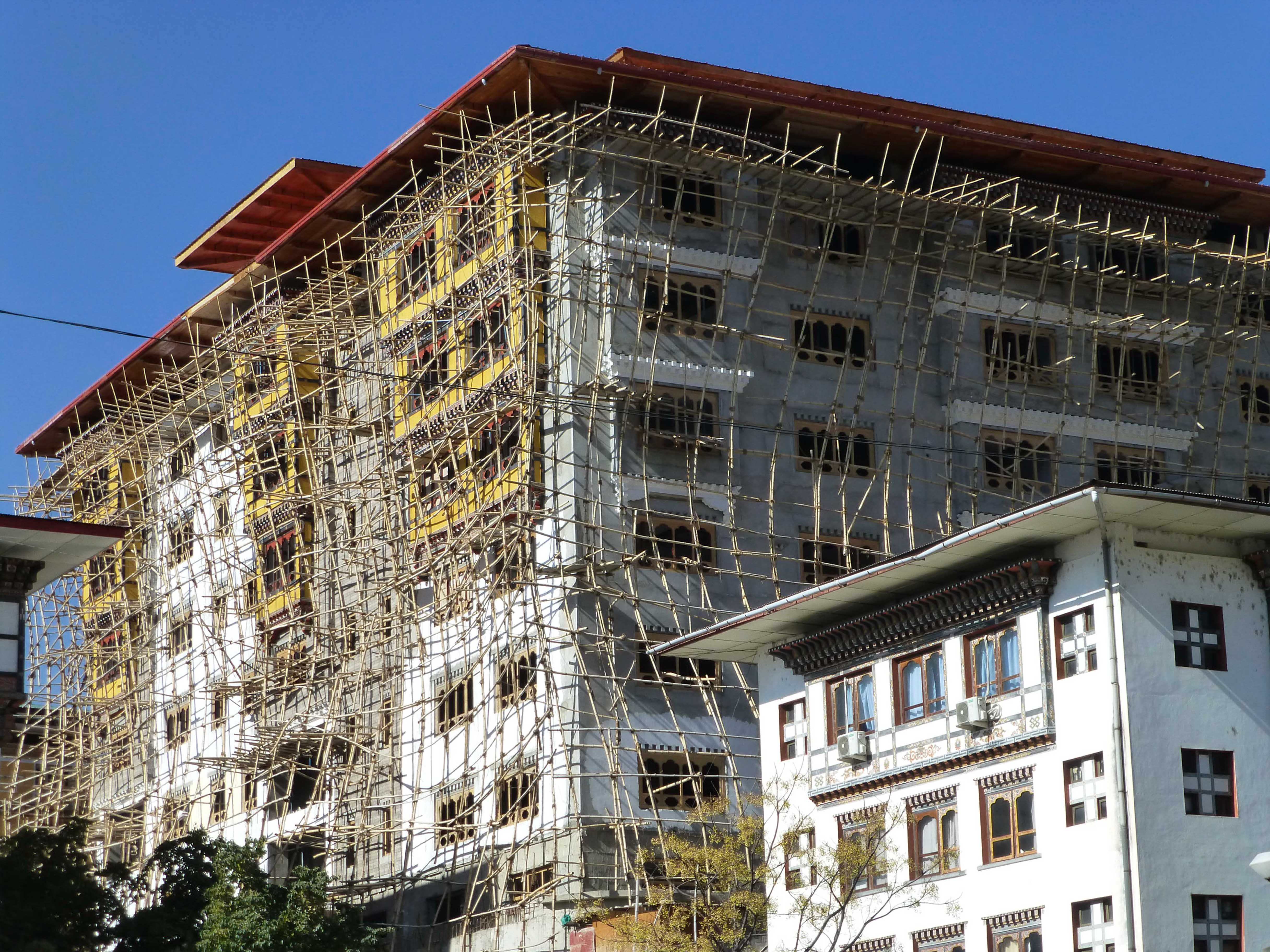 Construction nouvelle dans la capitale Thiumphu,  impressionnant échafaudages en bambou ! - Triptyque himalayen