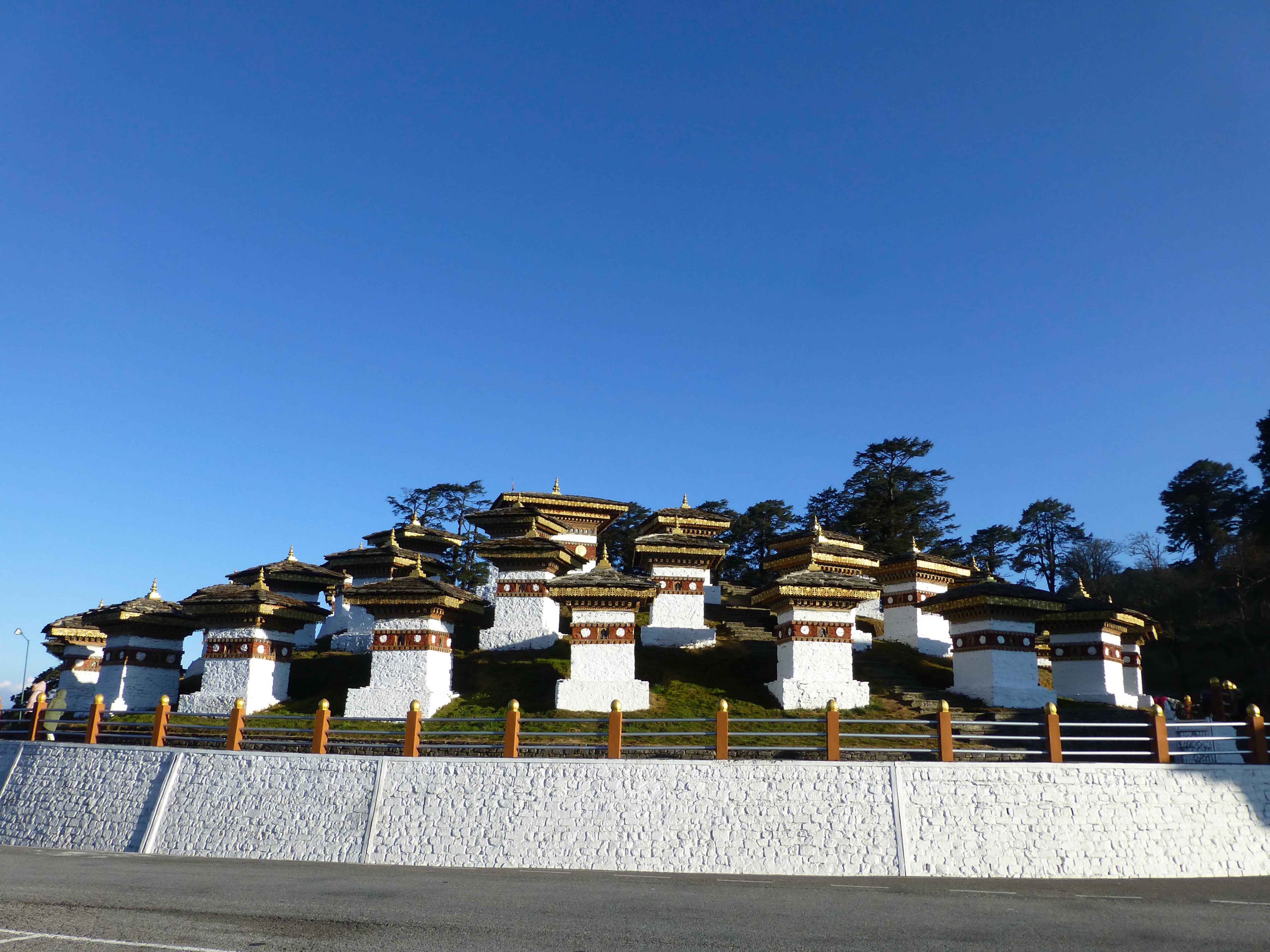 Célèbre col Dochula (3050 m) avec les 180 chortens - Triptyque himalayen