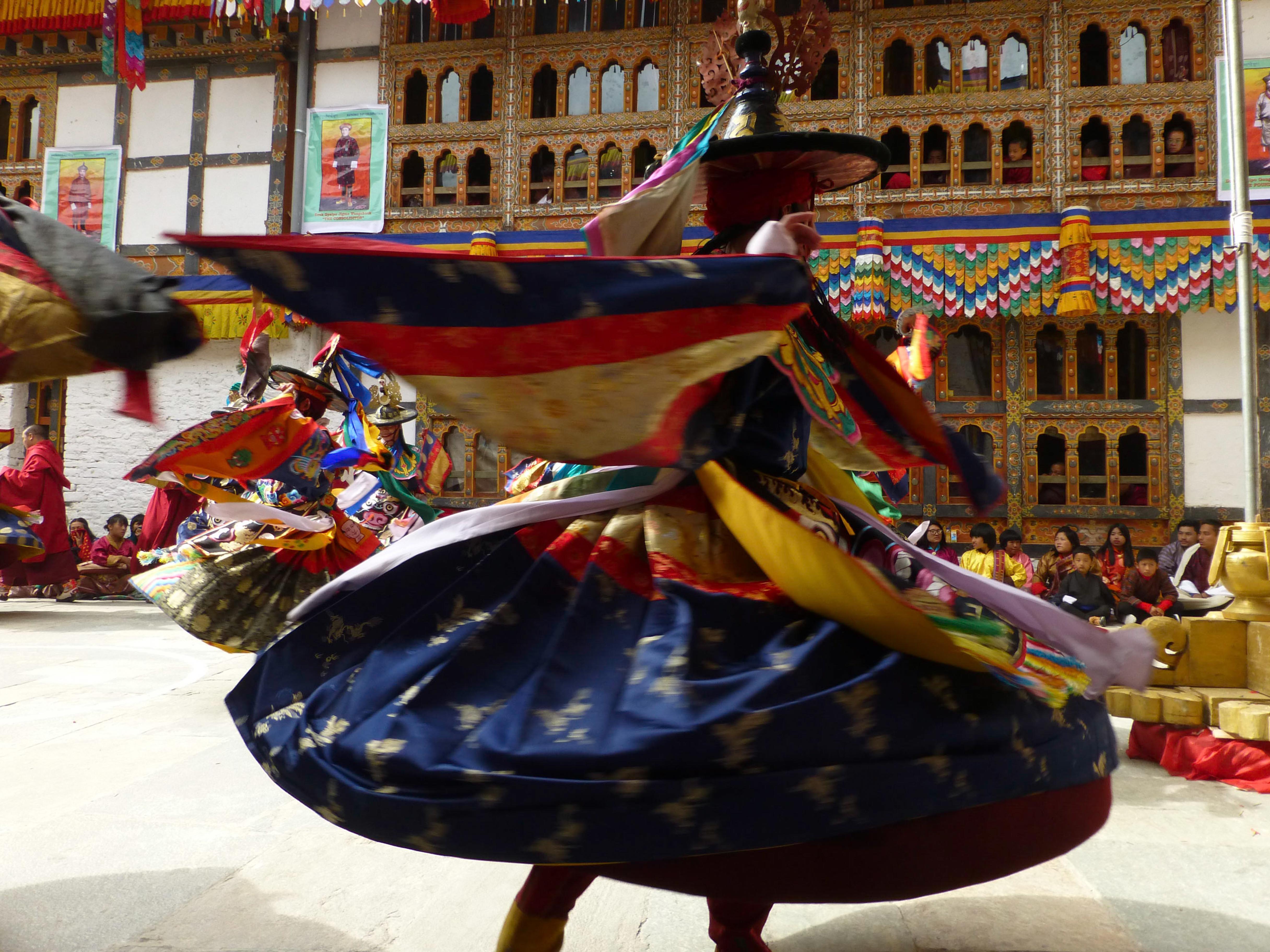 La danse des chapeaux noirs sous le regard des villageois, venus nombreux participer à des jours de fêtes - Triptyque himalayen