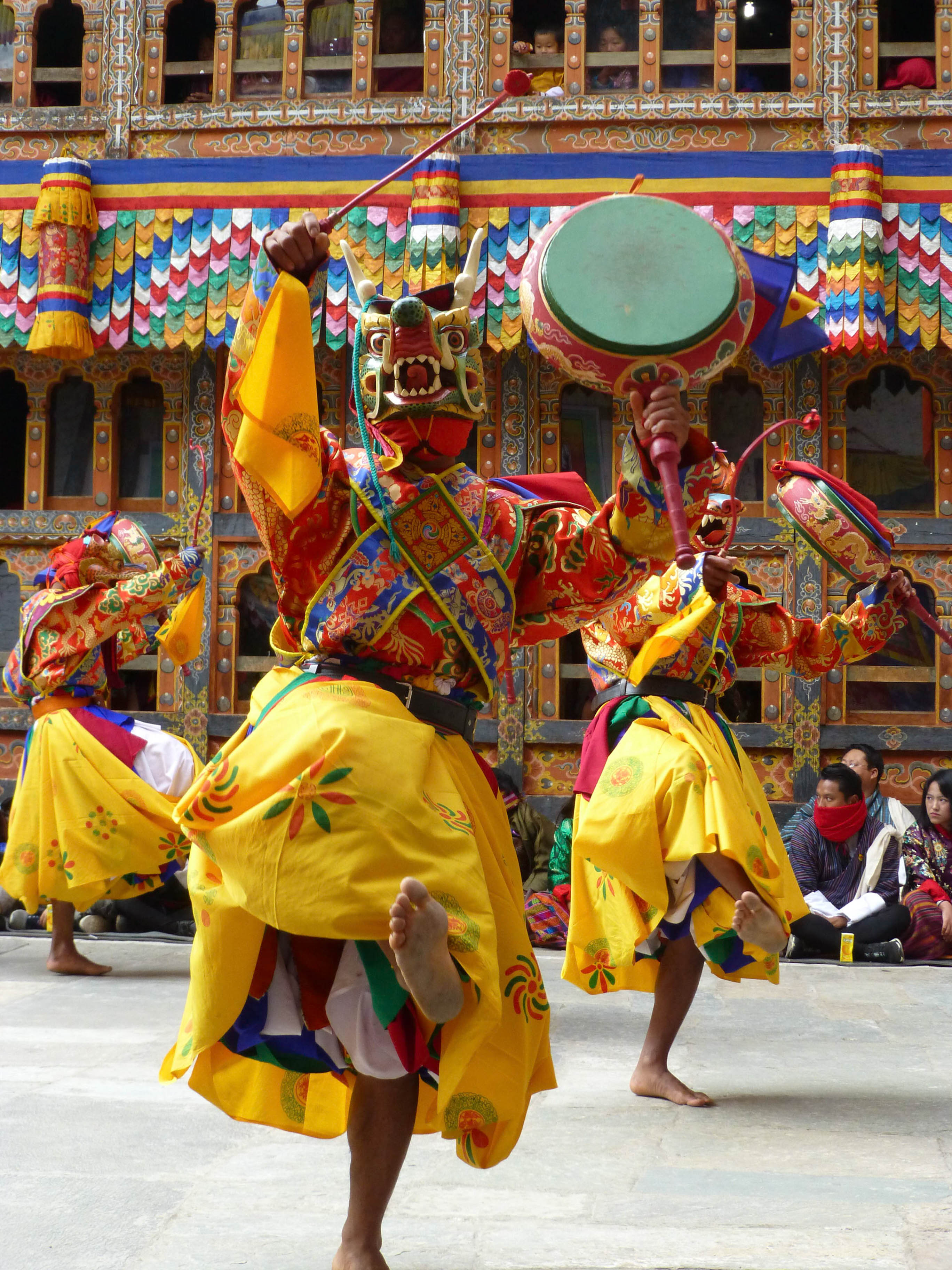 La danse des chapeaux noirs sous le regard des villageois, venus nombreux participer à des jours de fêtes - Triptyque himalayen