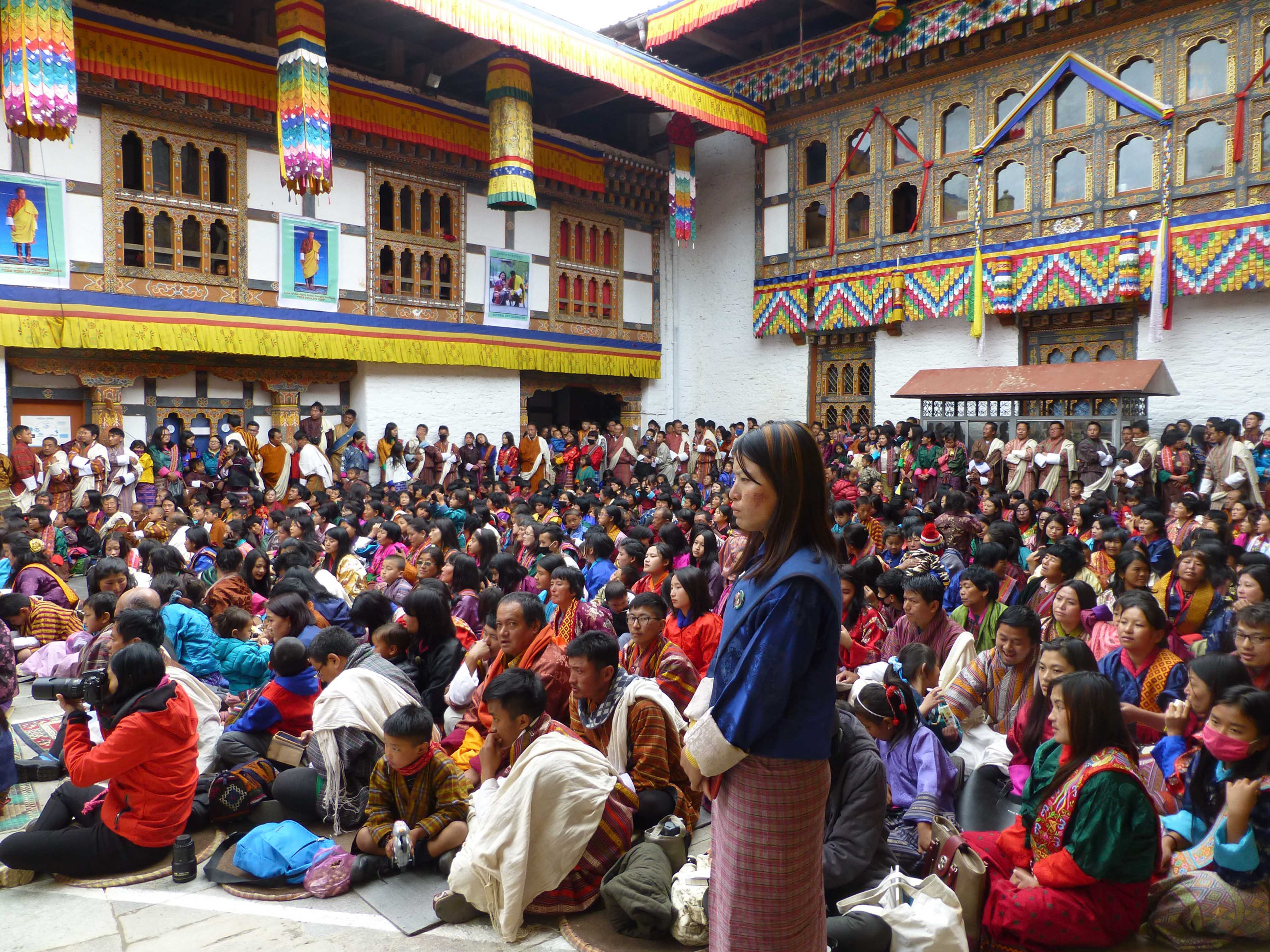 Foule bigarrée, public attentif - Triptyque himalayen