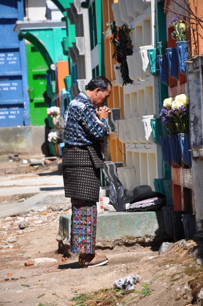 Indien calchikel en tenue traditionnelle au cimetière