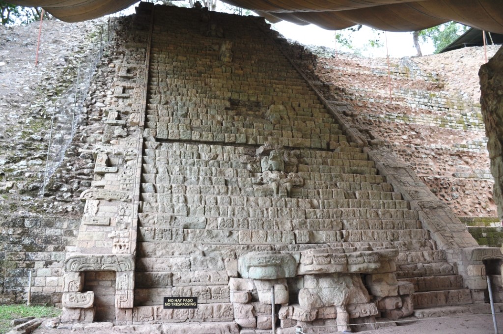 Escalier hiéroglyphique aux 2600 glyphes  - Le plus long texte maya connu