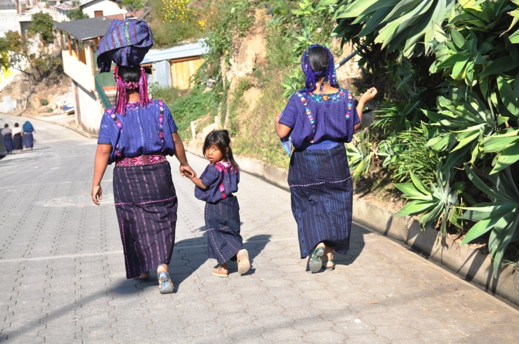 Indiennes Tz'utujil en tenue traditionnelle à Santa Catarina