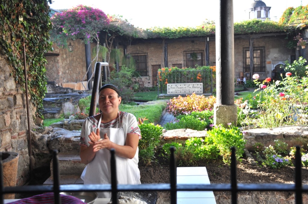 Jardin de la Casa de los Leones - Confection de tortillas durant les petits déjeuners