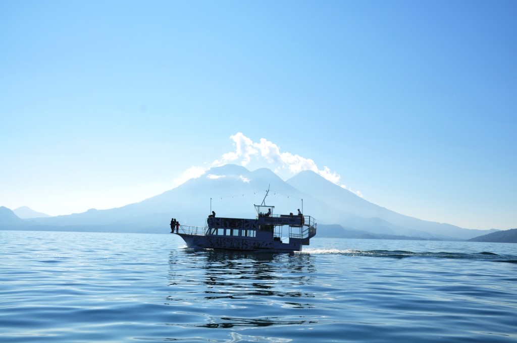 lac Atitlan le matin - Au loin les volcans TOLIMAN  et ATITLAN