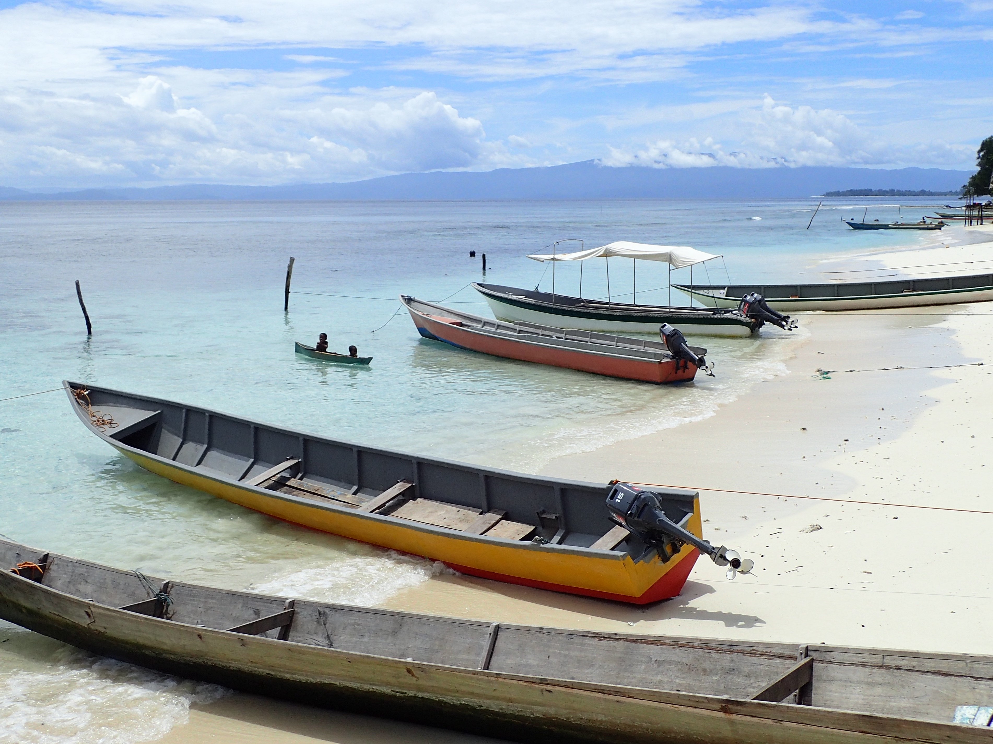 Croisière Raja Ampat aux Moluques Tirawa - plage