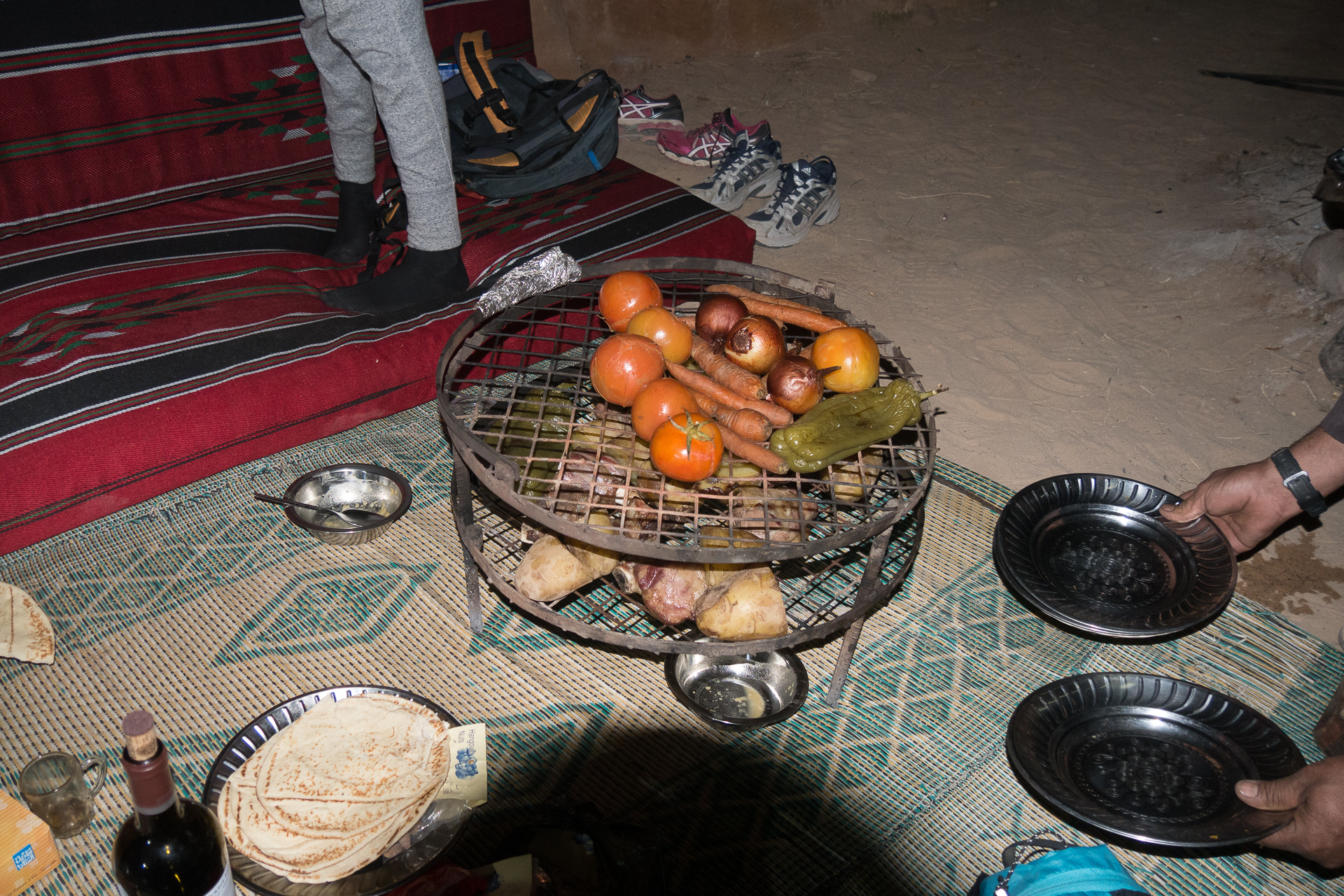 Le repas cuit dans le four du sable - Une semaine en Jordanie